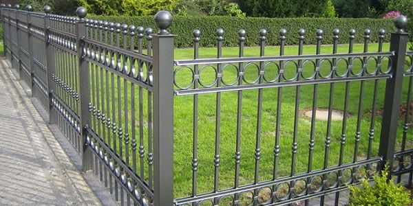 Remplacement de clôture rigide Paris par un métallier Paris qui se déplace